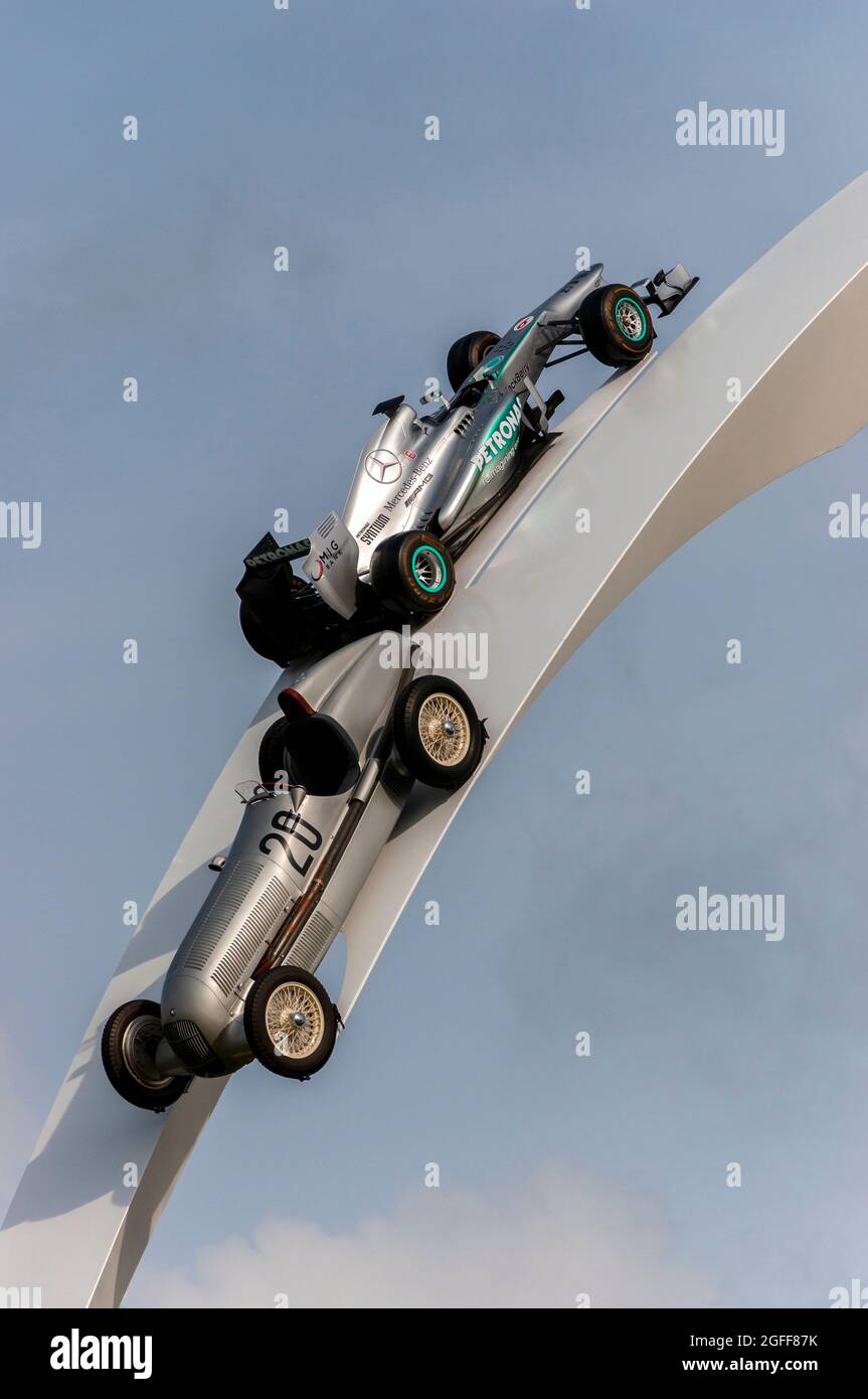 La sculpture du Goodwood Festival of Speed 2014 couvre l'histoire de Mercedes. Sculpture centrale de Gerry Judah. Voitures de formule 1 Banque D'Images