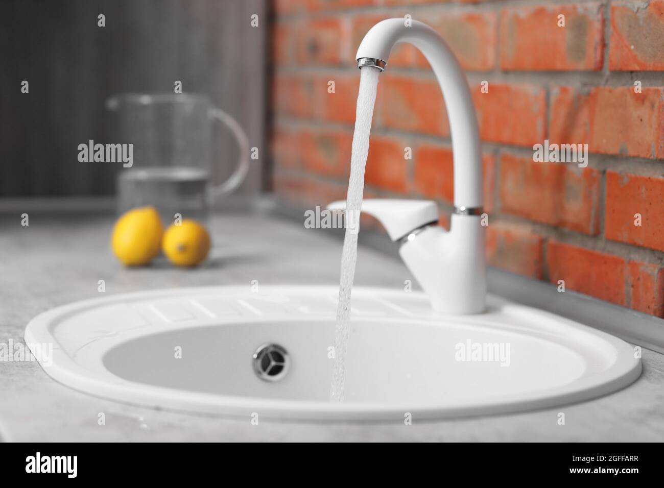 L'eau qui coule du robinet pour lavabo Photo Stock - Alamy
