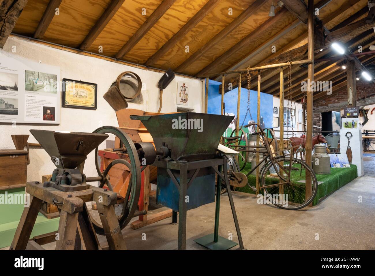 Melderslo, pays-Bas - 19 juin 2021 : musée historique en plein air avec d'anciens outils agricoles à Melderslo, Limbourg, pays-Bas Banque D'Images