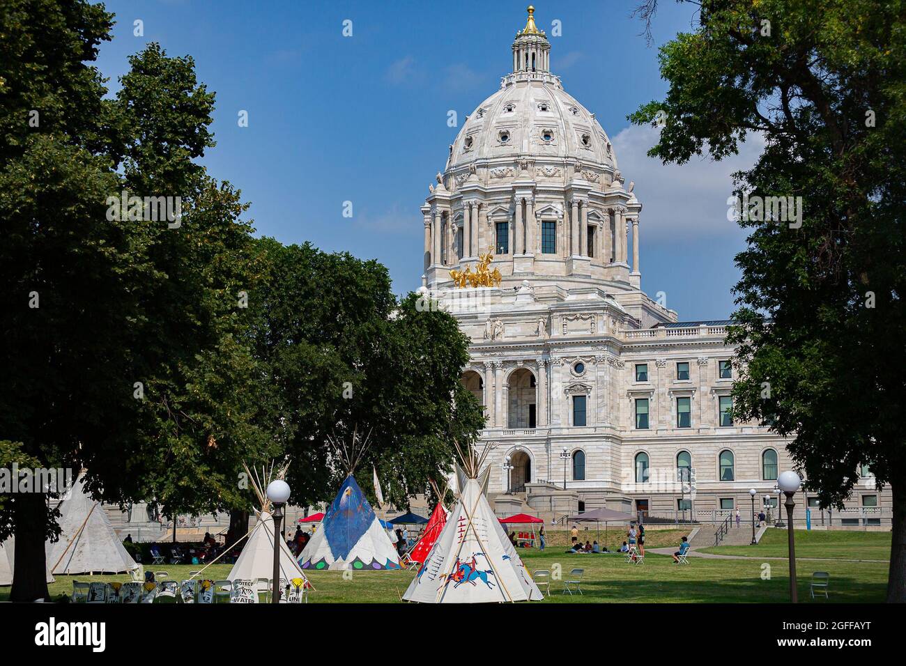 St Paul, États-Unis. 25 août 2021. St. Paul, Minnesota - 25 août 2021. Les dirigeants autochtones et leurs alliés de protection de l'eau ont établi un camp de type occupé sur la pelouse du bâtiment du Capitole de l'État du Minnesota pour protester contre la compagnie canadienne de transport de pétrole et de gaz Enbridge, qui développe le pipeline controversé de la ligne 3. Le projet de 9.3 milliards de dollars portera le pétrole sur des terres tribales protégées par des traités et sur des parties du bassin hydrographique des États. (Photo de Michael Nidro/Sipa USA) crédit: SIPA USA/Alay Live News Banque D'Images