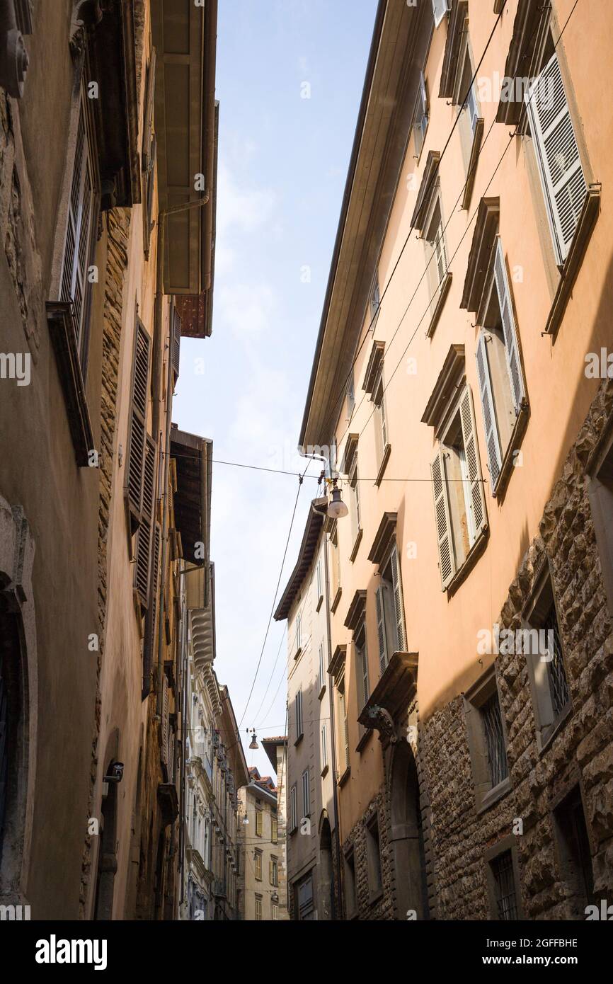 Citta Alta, Bergame, Italie: Scène de rue typique; palazzos avec des fenêtres à volets; rues étroites et courbes. Banque D'Images