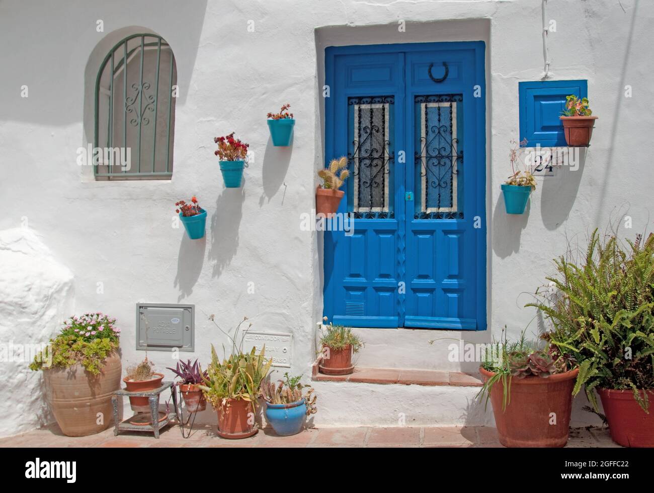 Porte avec plantes en pot, Frigiliana, province de Malaga, Andalousie, Espagne. Frigiliana est une petite ville près de Nerja mais dans les montagnes Banque D'Images