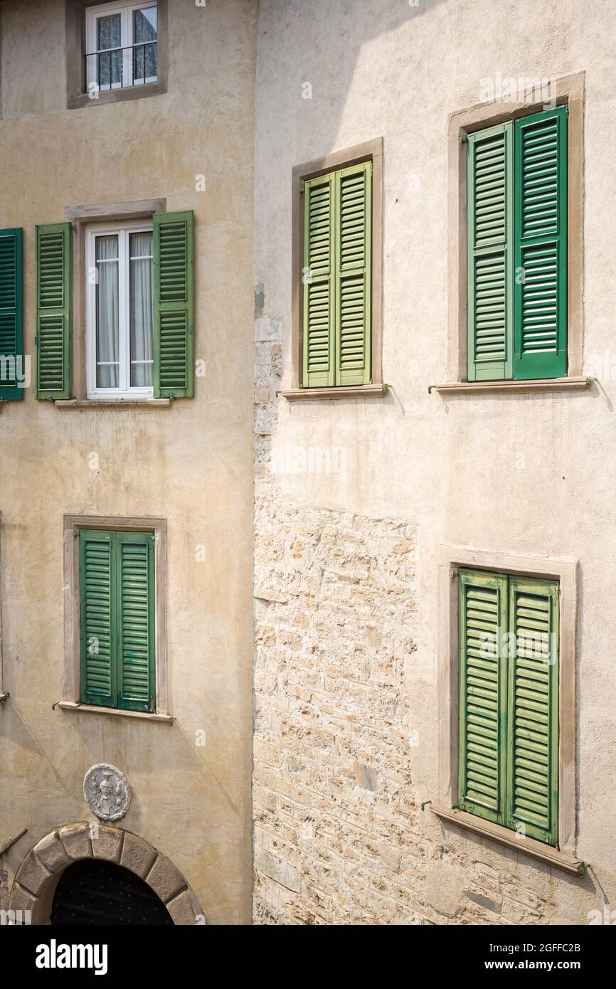 Citta Alta, Bergame, Italie: Scène typique de rue; grands palazzos avec des volets verts sur les fenêtres de Piazza Rosat. Banque D'Images