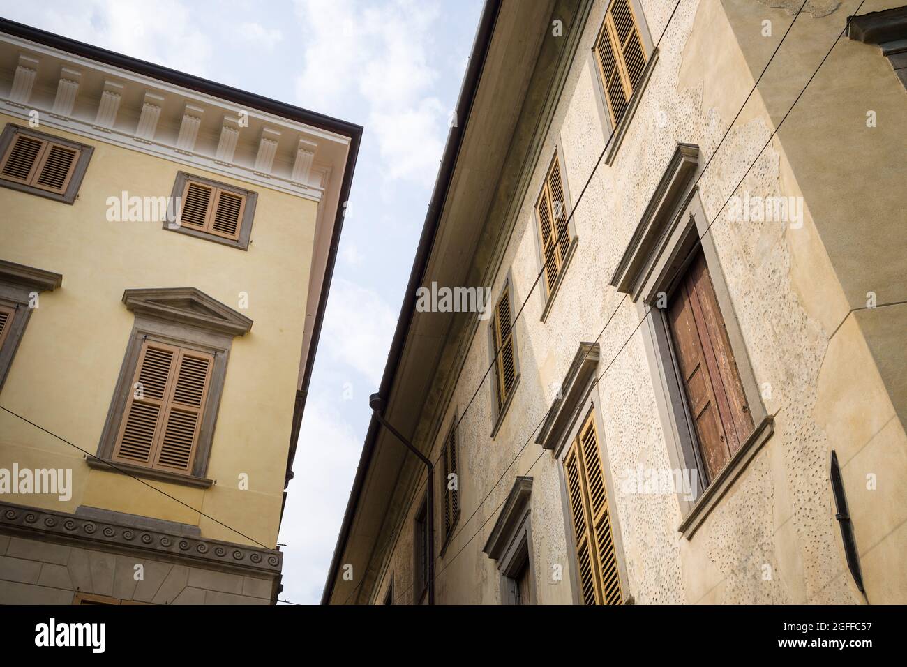 Citta Alta, Bergame, Italie: Scène typique de rue, un coin entre deux palazzos avec des fenêtres à volets. Banque D'Images