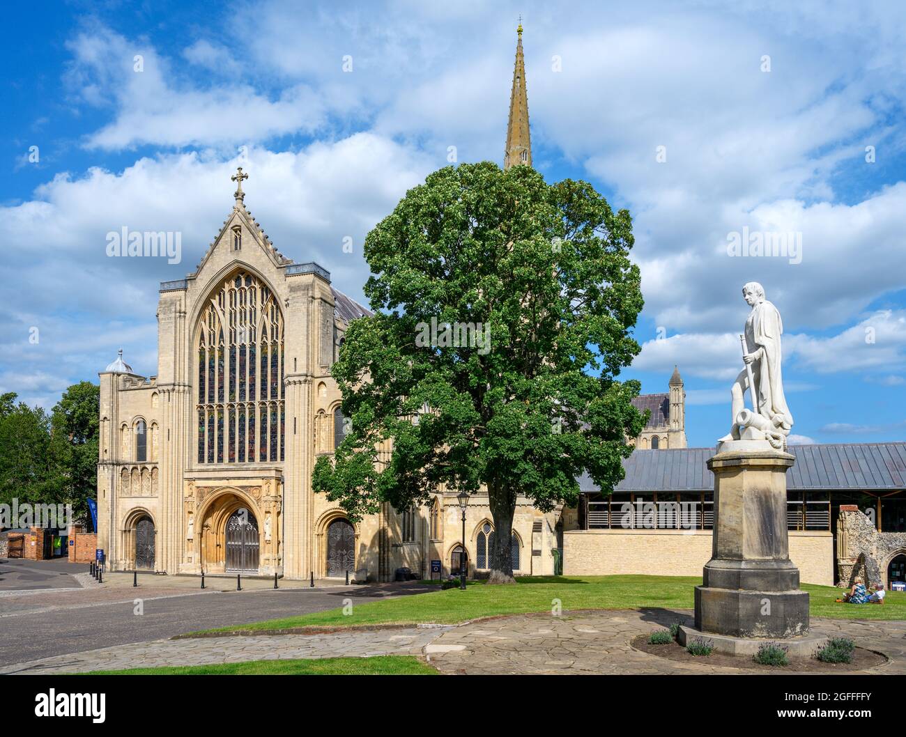Cathédrale de Norwich avec une statue de l'amiral Lord Nelson à droite, Norwich, Norfolk, East Anglia, Angleterre, ROYAUME-UNI Banque D'Images