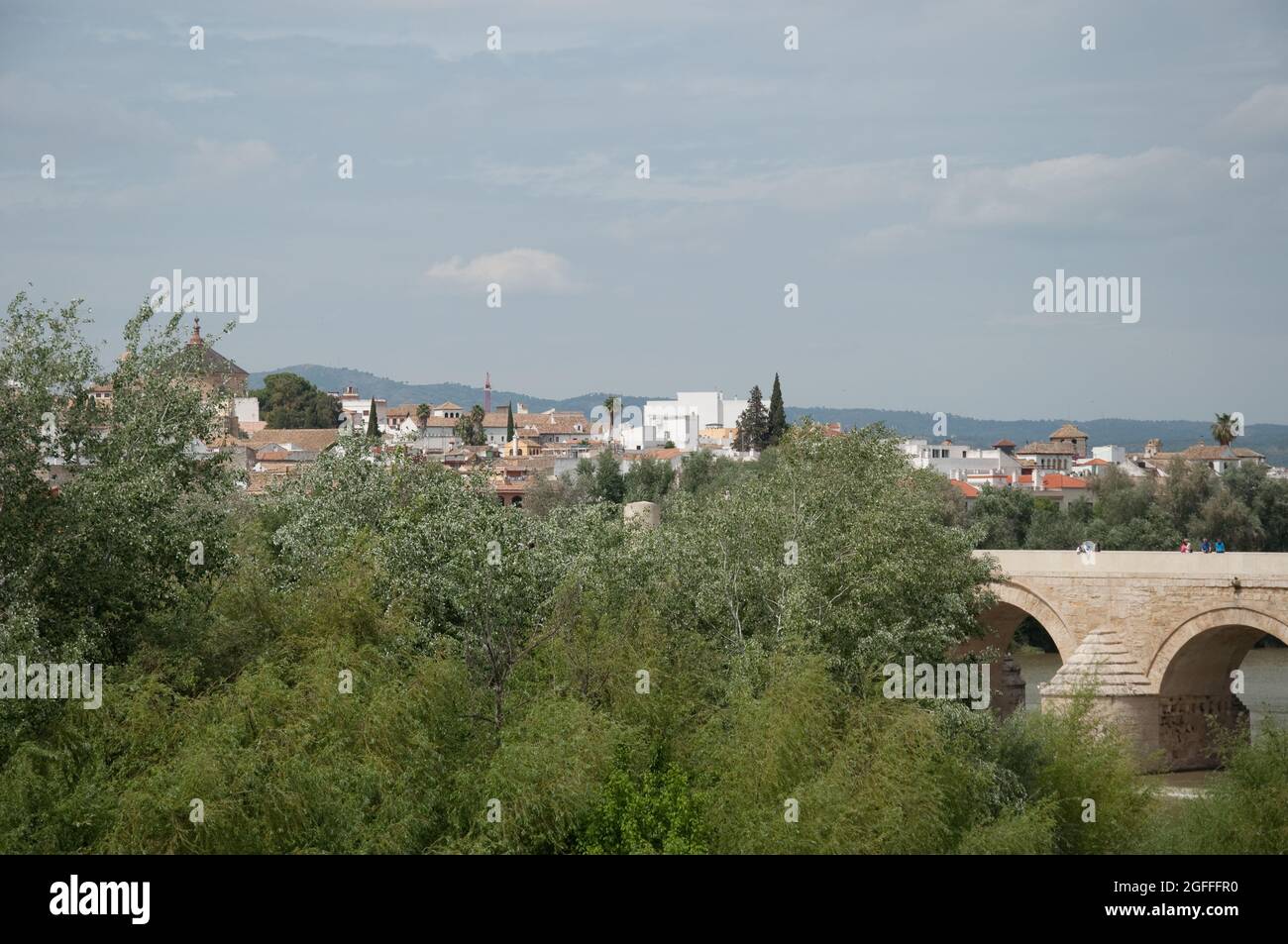 Pont romain sur le fleuve Guadalquivir et la ville de Cordoue, Cordoue, province de Cordoue, Andalousie, Espagne Banque D'Images