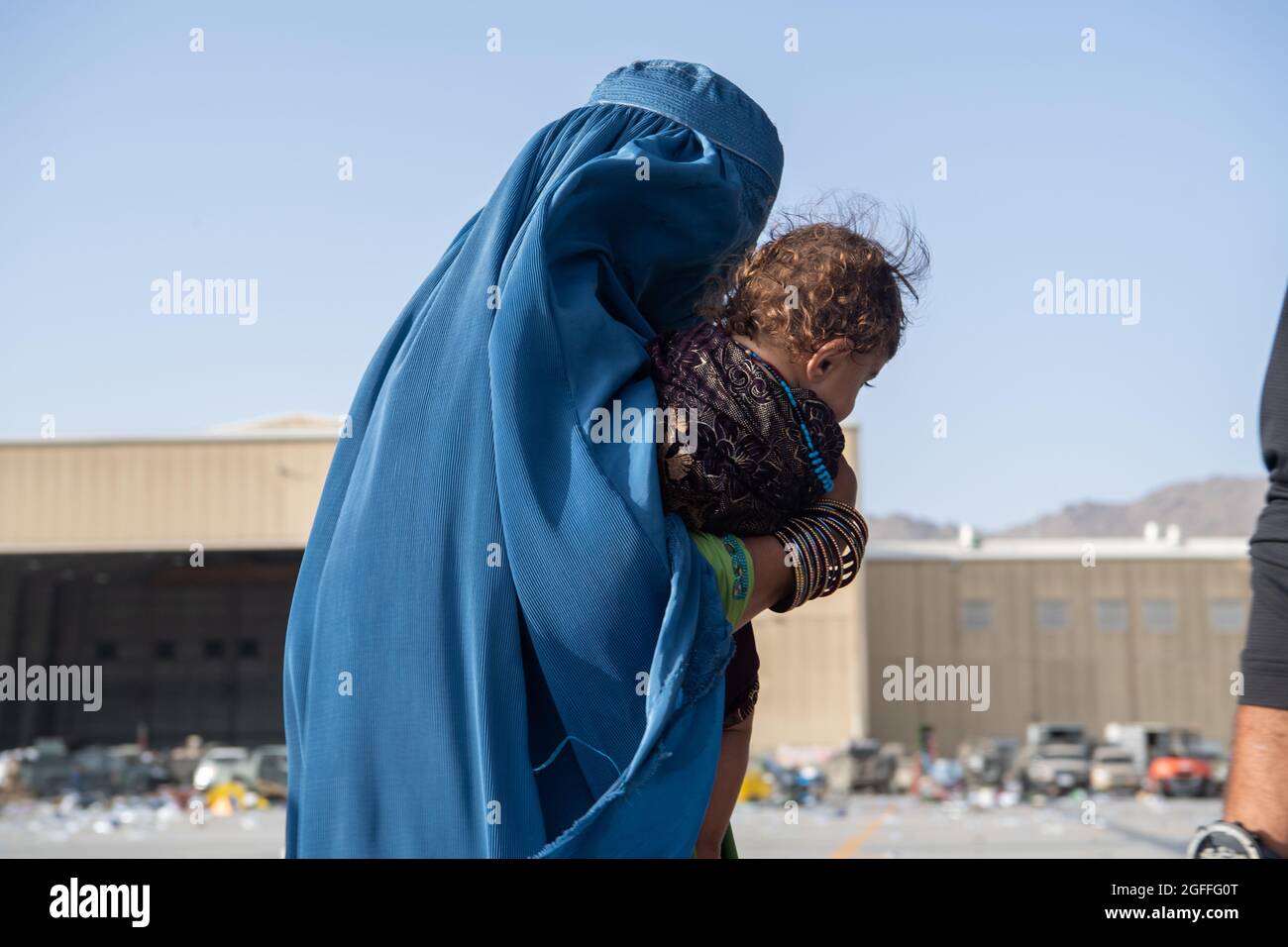 Kaboul, Afghanistan. 24 août 2021. Les réfugiés afghans embarquaient à bord d'un avion C-17 Globemaster III pour l'évacuation de l'aéroport international Hamid Karzaï pendant le refuge de l'opération alliés, le 24 août 2021 à Kaboul, en Afghanistan. Credit: Planetpix/Alamy Live News Banque D'Images