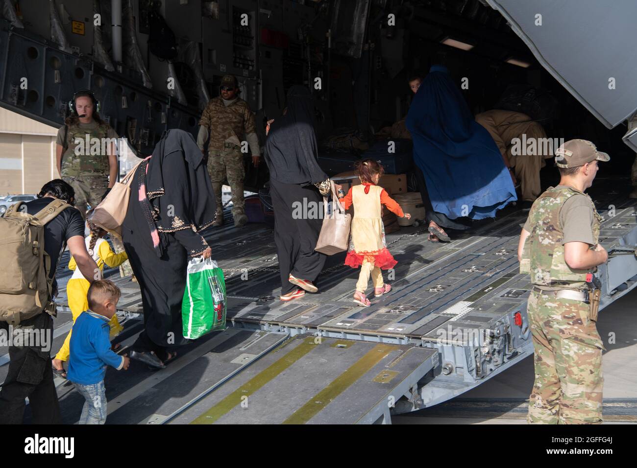 Kaboul, Afghanistan. 24 août 2021. Les réfugiés afghans embarquaient à bord d'un avion C-17 Globemaster III pour l'évacuation de l'aéroport international Hamid Karzaï pendant le refuge de l'opération alliés, le 24 août 2021 à Kaboul, en Afghanistan. Credit: Planetpix/Alamy Live News Banque D'Images