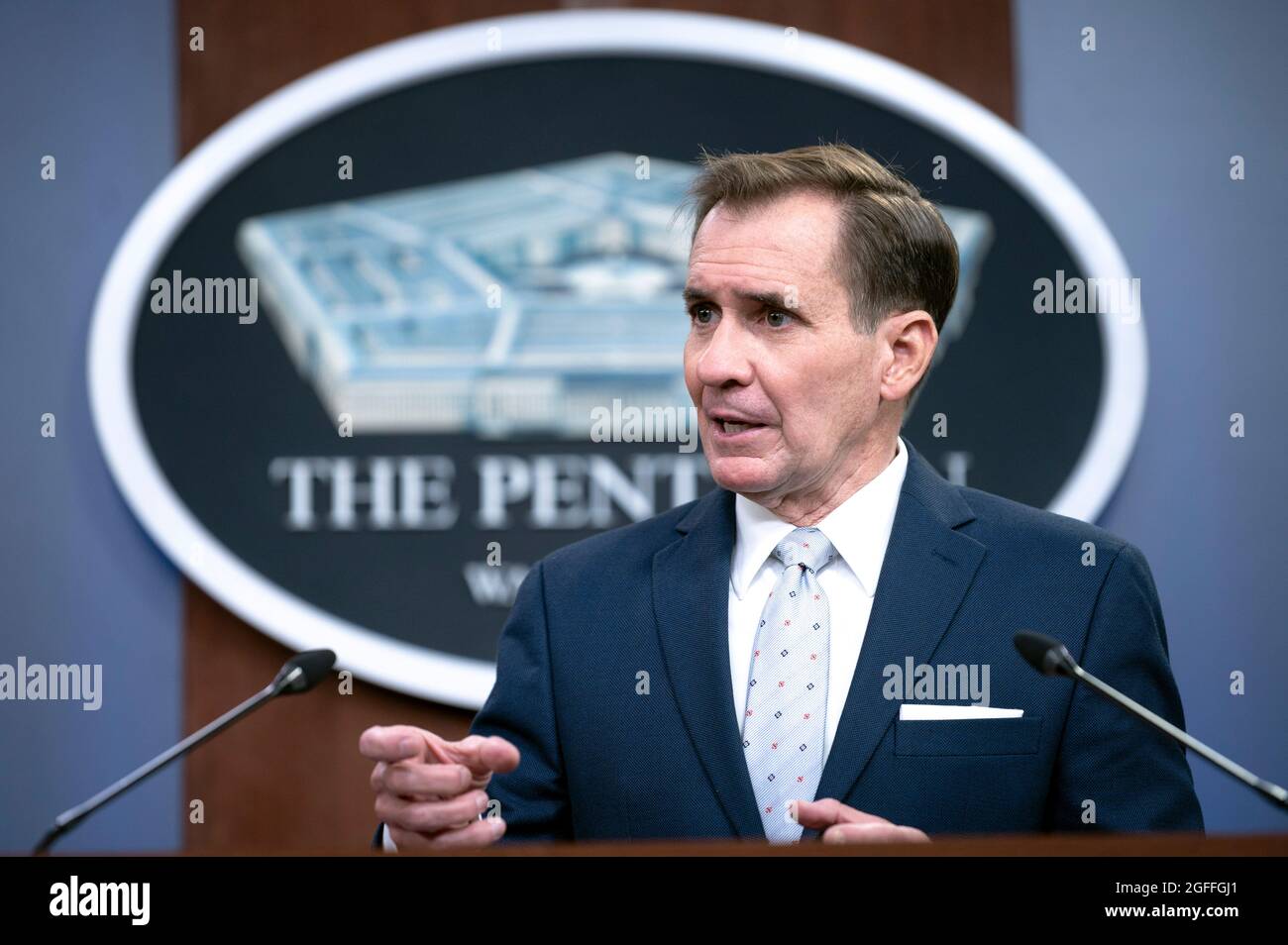 Arlington, États-Unis d'Amérique. 25 août 2021. Le secrétaire de presse du Pentagone, John Kirby, prend la parole lors d'un briefing de presse sur l'Afghanistan au Pentagone le 24 août 2021 à Arlington, en Virginie. Credit: Planetpix/Alamy Live News Banque D'Images
