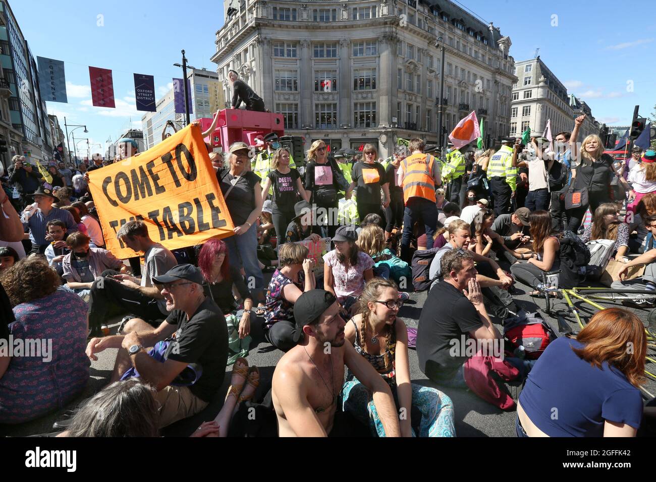 Londres, Royaume-Uni. 25 août 2021. Les manifestants assis sur le terrain à Oxford Circus, pendant la rébellion impossible - jour 3. Dirigés par des femmes, des intersexes, des non-binaires et des Trans (FINT) de la rébellion d'extinction, les rebelles exigent que les politiques gouvernementales de changement pour répondre à l'urgence écologique et climatique et arrêter immédiatement tous les nouveaux investissements dans les combustibles fossiles. (Photo de Martin Pope/SOPA Images/Sipa USA) crédit: SIPA USA/Alay Live News Banque D'Images