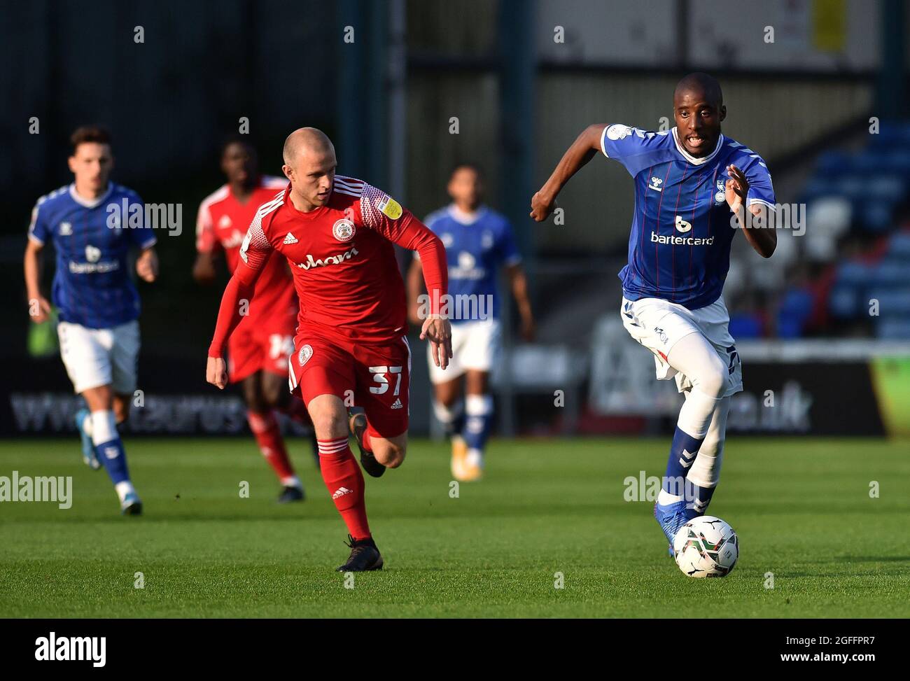 OLDHAM, ROYAUME-UNI. 24 AOÛT Dylan Bahamboula d'Oldham Athletic avec David Morgan d'Accrington Stanley lors du match de la coupe Carabao entre Oldham Athletic et Accrington Stanley à Boundary Park, Oldham, le mardi 24 août 2021. (Crédit : Eddie Garvey | MI News) Banque D'Images