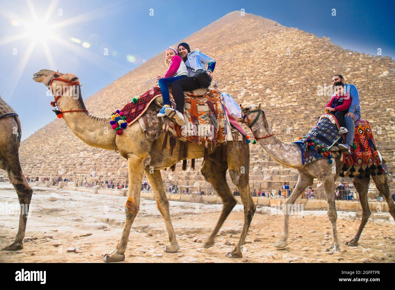 Caikro, Égypte-31 janvier 2020 : touristes en chameaux près des grandes pyramides de Gizeh, Égypte Banque D'Images