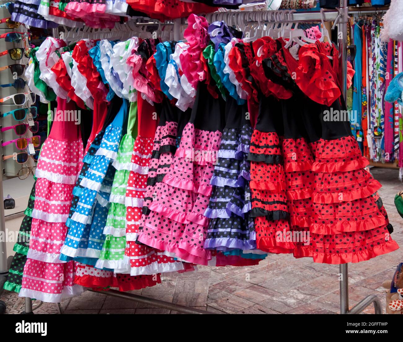 Robes flamenco en vente, Nerja, Costa del sol, province de Malaga, Andalousie, Espagne Banque D'Images