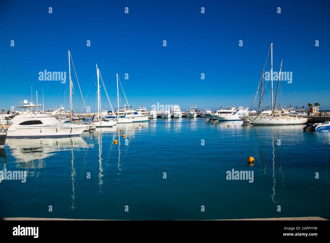 Hurghada, Egypte- Jan 27 , 2020: VWhite yachts dans le port de mer de Hurghada, Egypte. Banque D'Images