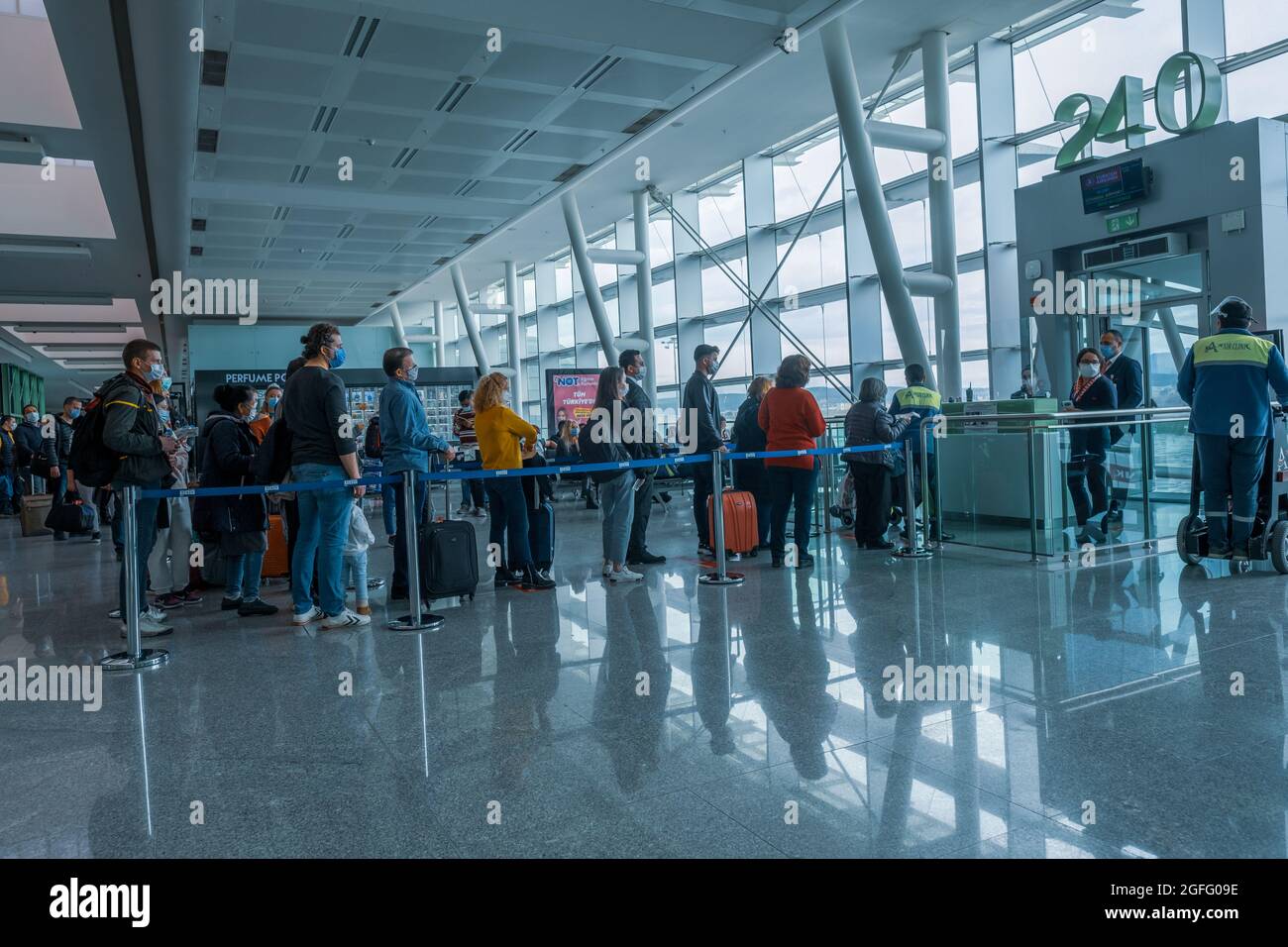 Gaziemir, Izmir, Turquie - 03.11.2021: Vue grand angle de la porte  d'embarquement et de l'hôtesse vérifient les passagers s'ils sont libres de  vol à l'aéroport Aydin Menderes Photo Stock - Alamy