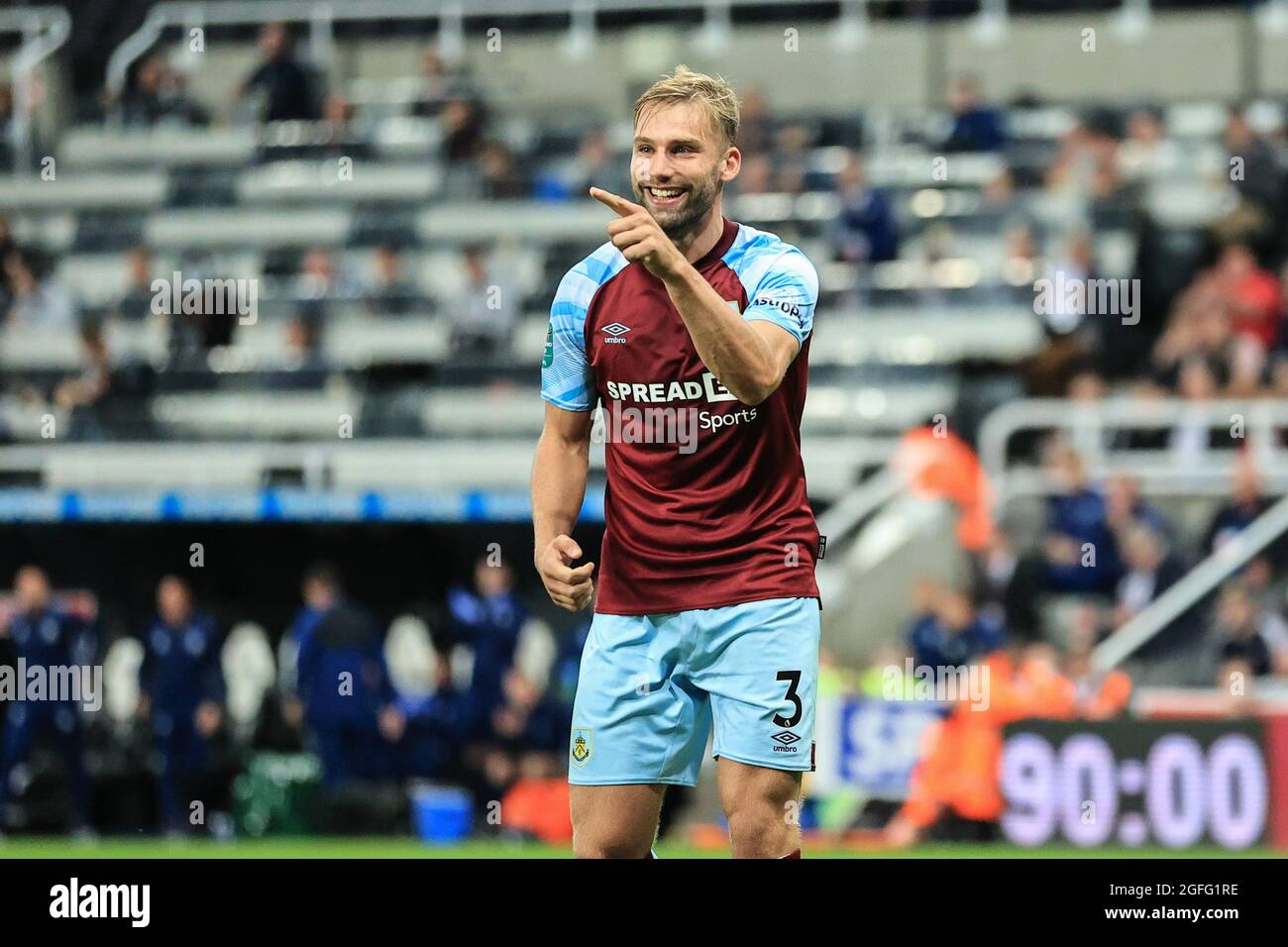 Newcastle, Royaume-Uni. 25 août 2021. Charlie Taylor #3 de Burnley célèbre la pénalité de victoire du match alors que Burnley a battu Newcastle sur des pénalités à Newcastle, Royaume-Uni le 8/25/2021. (Photo de Mark Cosgrove/News Images/Sipa USA) crédit: SIPA USA/Alay Live News Banque D'Images