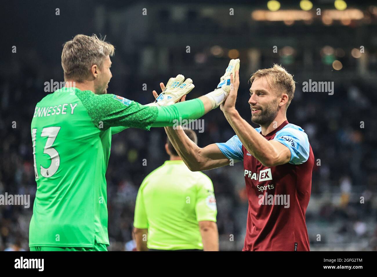 Newcastle, Royaume-Uni. 25 août 2021. Charlie Taylor #3 de Burnley célèbre la pénalité de victoire du match avec Wayne Hennessey #13 de Burnley comme Burnley a battu Newcastle sur les pénalités à Newcastle, Royaume-Uni le 8/25/2021. (Photo de Mark Cosgrove/News Images/Sipa USA) crédit: SIPA USA/Alay Live News Banque D'Images