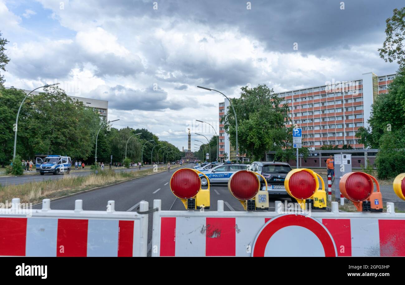 Démonstration à Berlin avec la police à la colonne de la victoire contre les règlements Corona Covid-19 et pour les droits de l'homme. Banque D'Images