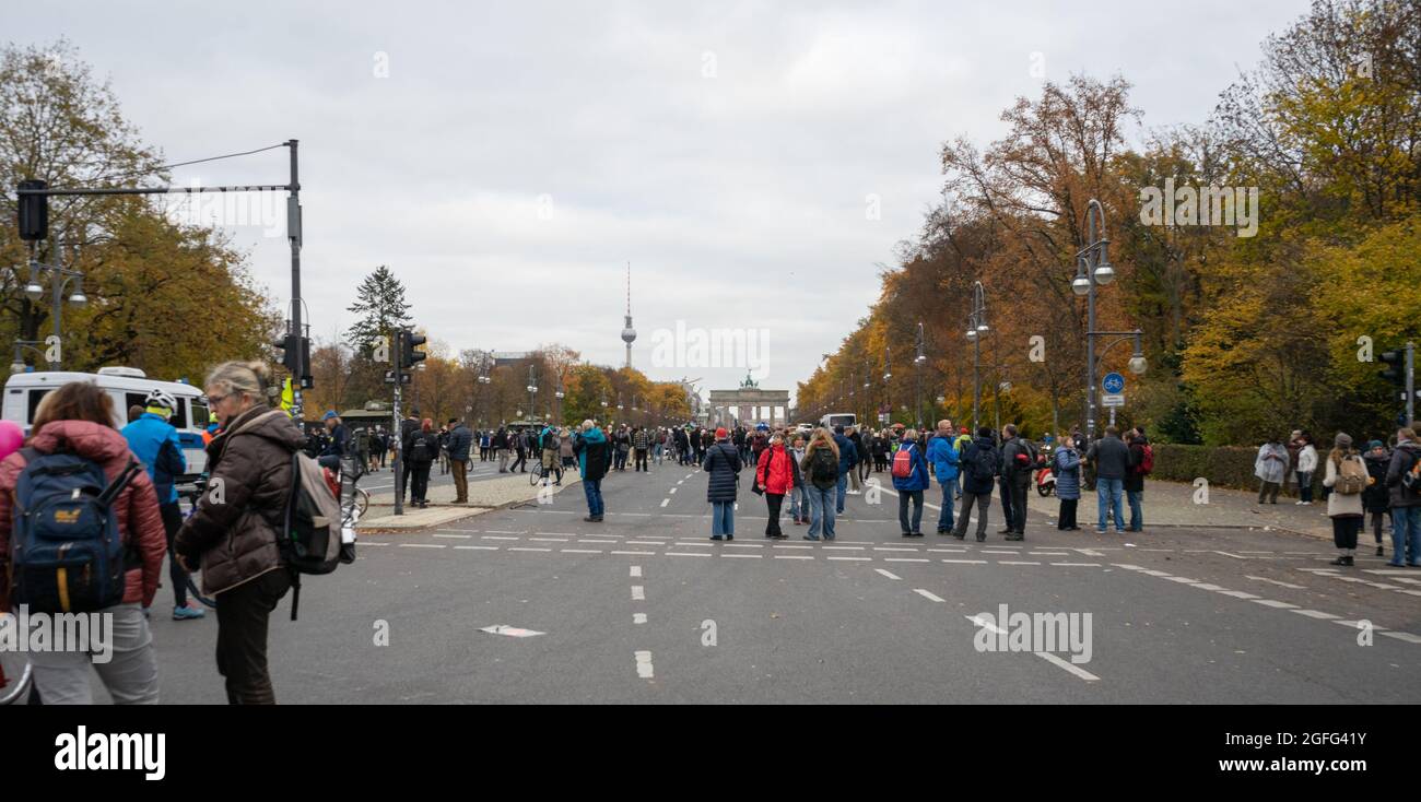 Démonstration à Berlin avec la police et les canons à eau à la colonne de la victoire, Brandenburger Tor contre les règlements Corona Covid-19 et pour les droits de l'homme Banque D'Images