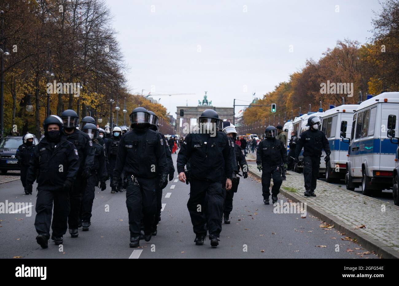 Démonstration à Berlin avec la police et les canons à eau à la colonne de la victoire, Brandenburger Tor contre les règlements Corona Covid-19 et pour les droits de l'homme Banque D'Images