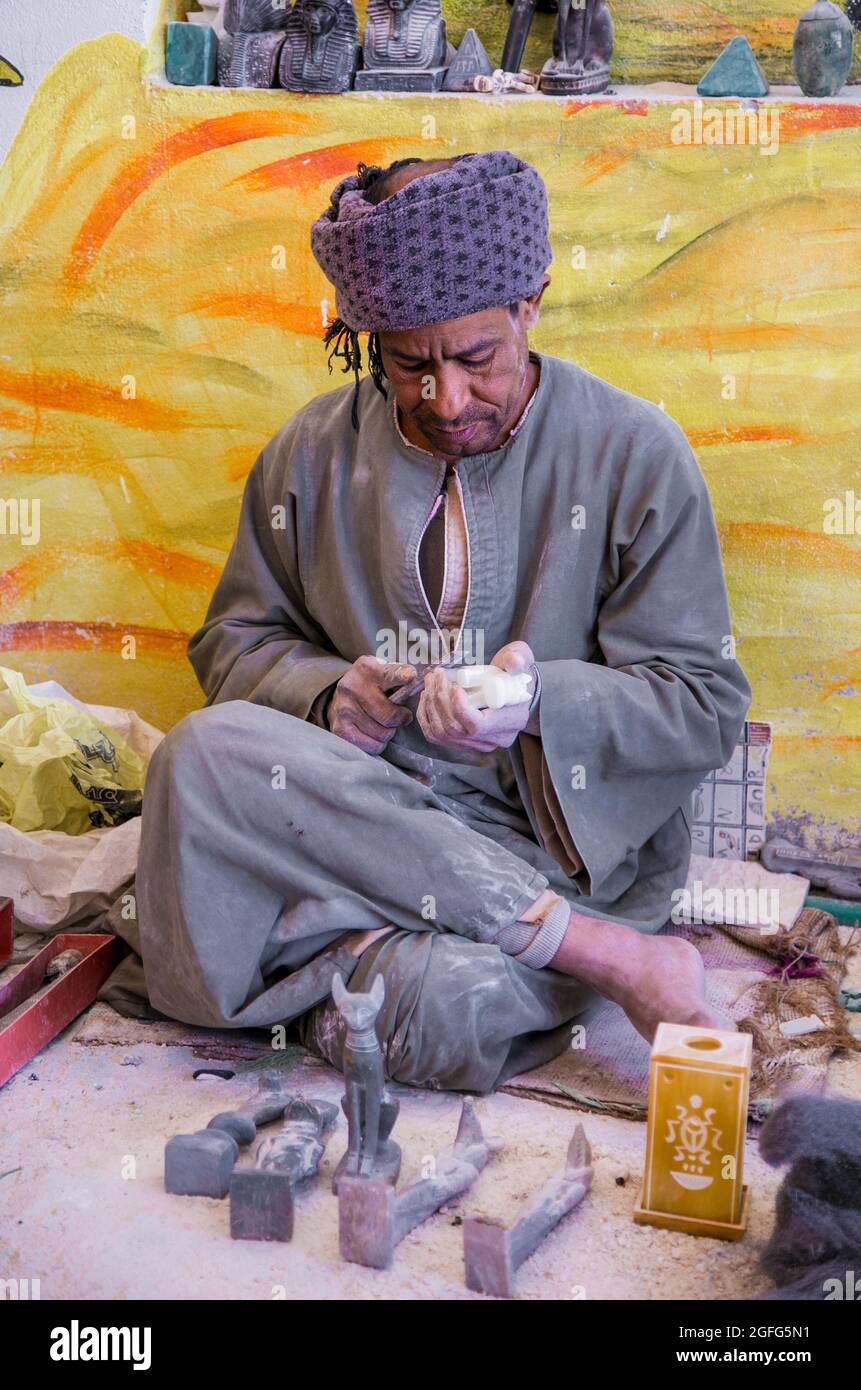 Louxor, Égypte - 28 janvier 2020 : vieil homme travaillant dans une boutique de souvenirs à Louxor, Thèbes antiques, Égypte. Banque D'Images