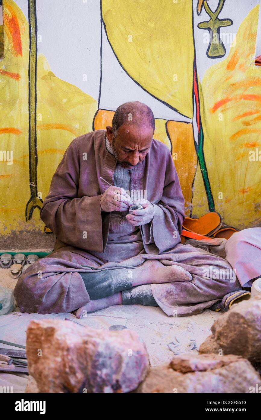 Louxor, Égypte - 28 janvier 2020 : vieil homme travaillant dans une boutique de souvenirs à Louxor, Thèbes antiques, Égypte. Banque D'Images