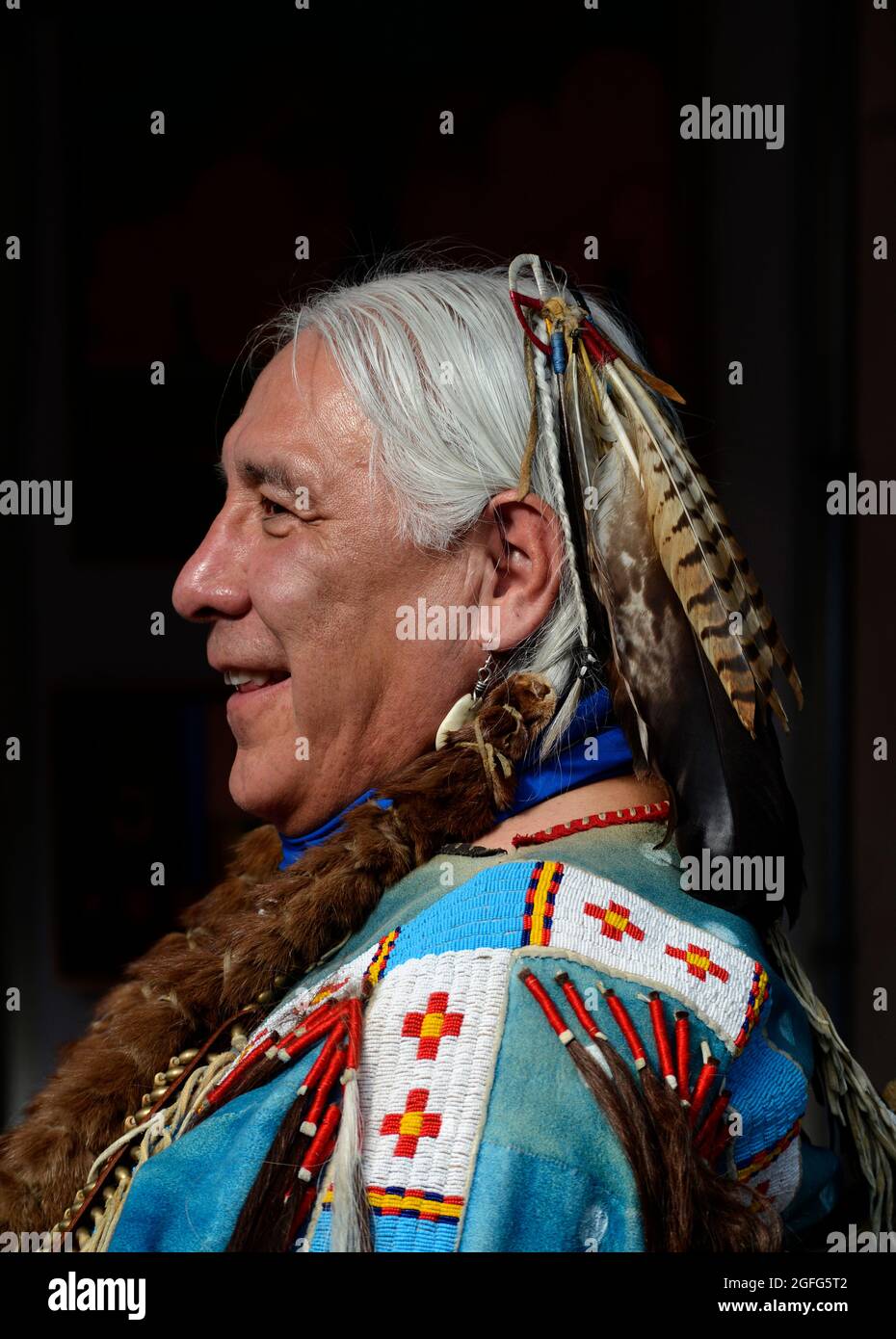 L'artiste natif américain Monte Yellowbird Sr. Se trouve sur son stand lors de la vente annuelle d'art du marché indien à Santa Fe, au Nouveau-Mexique. Banque D'Images