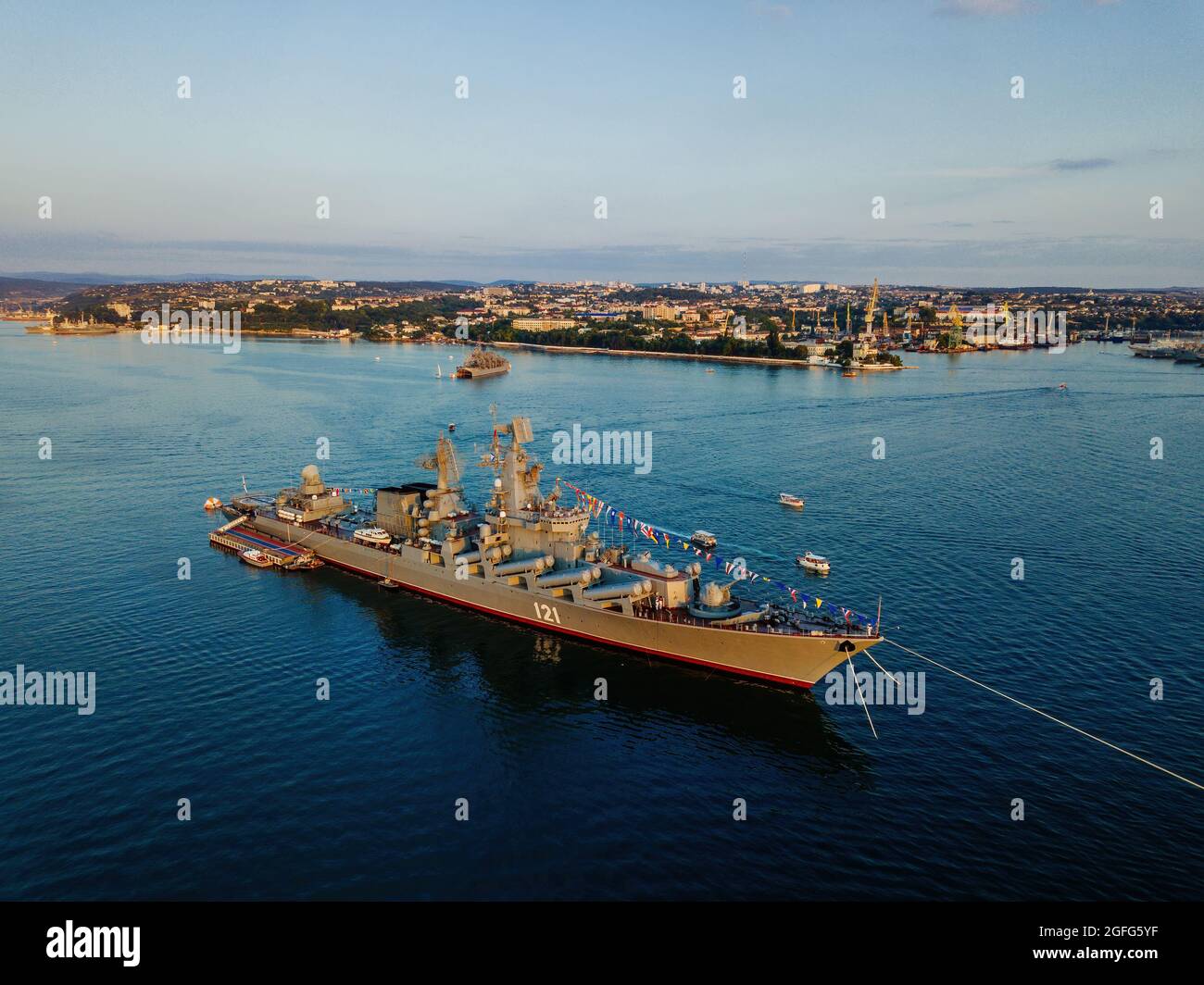 Navire militaire russe dans la baie de Sébastopol le jour de la Marine, vue aérienne. Banque D'Images