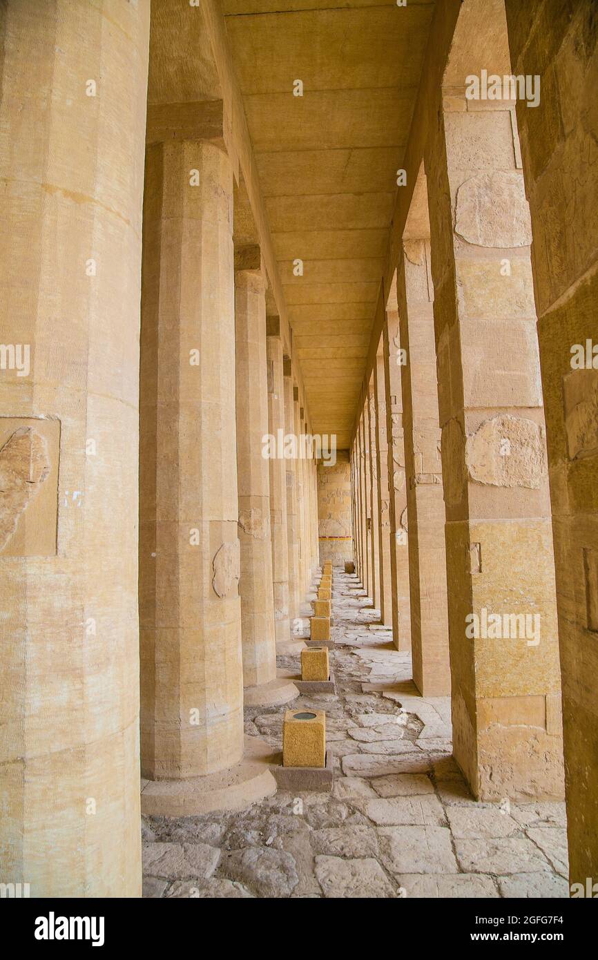 Temple pilars de Hatshepsut, Louxor. Le temple mortuaire de Hatshepsut, également connu sous le nom de Djeser-Djeseru, est un temple mortuaire de l'Égypte ancienne Banque D'Images