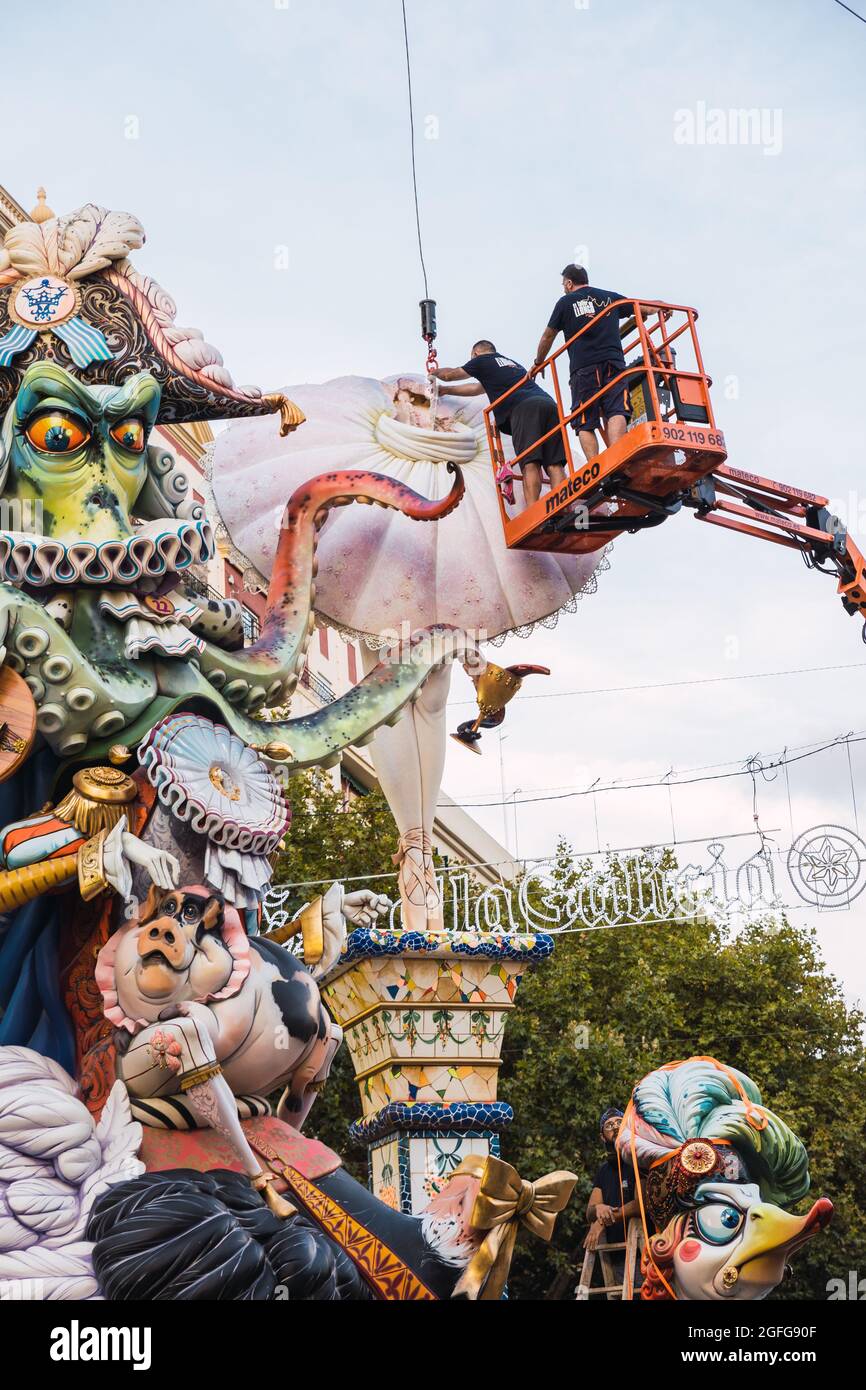 Valence, Espagne - août 2021: Las Fallas de Valence revient en 2021 après la pandémie du coronavirus COVID-19. Hommes assemblant une Falla dans l'assemblage Banque D'Images