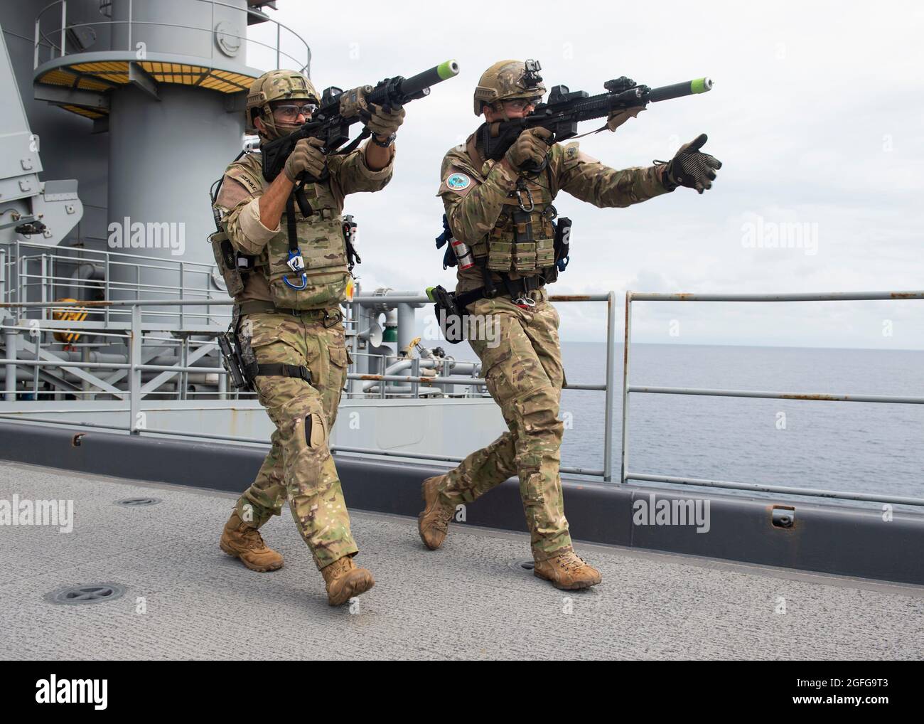210823-N-LK647-0084 OCÉAN ATLANTIQUE (AOÛT 23, 2021) des membres d'une équipe de la marine brésilienne Visit, Board, Search, and Seizure (VBSS) traversent le pont de vol de la base maritime expéditionnaire USS Hershel 'Woody' Williams (ESB 4) lors d'un exercice dans le cadre de l'opération Guinex, le 23 août 2021. Hershel 'Woody' Williams est en cours de déploiement prévu dans la zone d'exploitation de la Sixième flotte des États-Unis pour soutenir les intérêts nationaux et la sécurité des États-Unis en Europe et en Afrique. (É.-U. Navy photo by Mass communication Specialist 3rd Class Malachi Lakey/publié) Banque D'Images