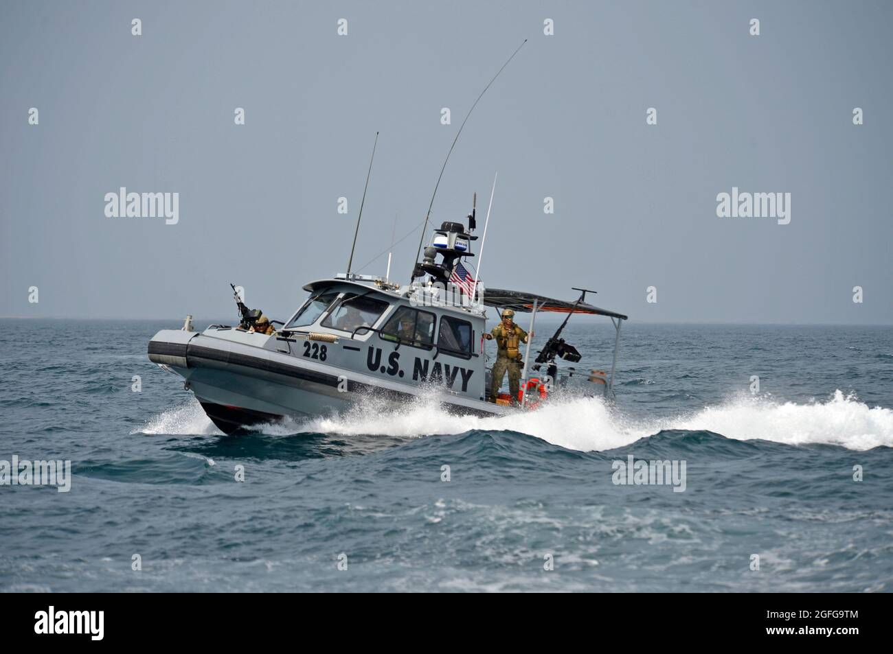 GOLFE DE TAJOURRA (le 21 août 2021) l'escadron de la sécurité expéditionnaire maritime américain Eleven (MSRON-11) patrouille dans le golfe de Tajourra, le 21 août 2021. Le Groupe de travail assure la sécurité portuaire et portuaire, la protection des biens de grande valeur et les opérations de sécurité maritime dans les voies navigables côtières du golfe de Tajourra. Le groupe de travail comprend le détachement de sécurité MSRON-11 et le peloton EOD 8-2-1, qui balaie le port pour les explosifs au besoin. Le Commandement de combat expéditionnaire de la Marine à Little Creek, en Virginie, soutient les deux unités. Camp Lemonnier, Djibouti (CLdJ) sert de base expéditionnaire pour l'armée américaine Banque D'Images