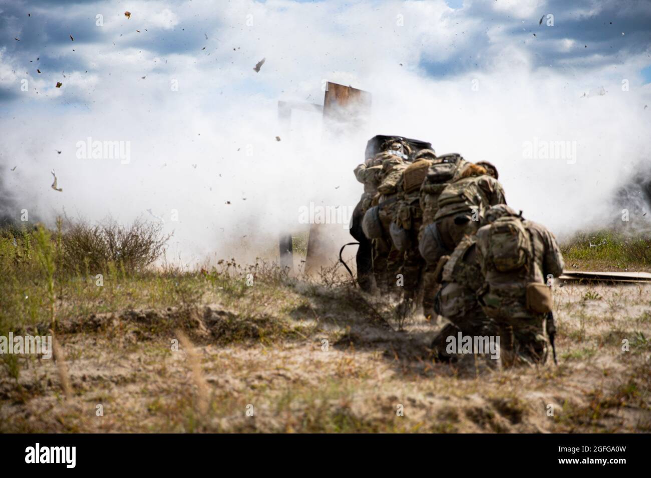 Les soldats de la Garde nationale de l'Armée des États-Unis du 3e Bataillon, 161e Régiment d'infanterie, pratiquent les techniques de braconnage urbain pendant l'entraînement de démolition à l'aire d'entraînement de Bemowo Piskie, Pologne, le 25 août 2021. La formation à la gamme de démolition a permis d'assurer la technique et le placement d'explosifs sur des objets pour une contre-mobilité réussie de l'ennemi. La formation consistait en des simulations de scénarios et d'instructions réels. (É.-U. Photo de l'armée par la SPC. Osvaldo Fuentes) Banque D'Images