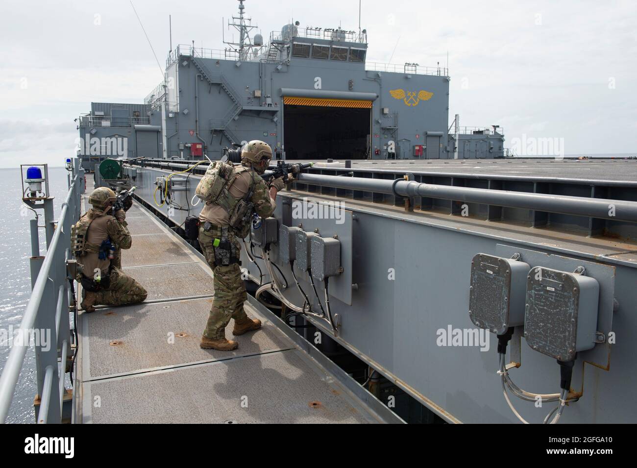 210823-N-LK647-0092 OCÉAN ATLANTIQUE (AOÛT 23, 2021) des membres d'une équipe de la marine brésilienne Visit, Board, Search, and Seizure (VBSS) traversent le pont de vol de la base maritime expéditionnaire USS Hershel 'Woody' Williams (ESB 4) lors d'un exercice dans le cadre de l'opération Guinex, le 23 août 2021. Hershel 'Woody' Williams est en cours de déploiement prévu dans la zone d'exploitation de la Sixième flotte des États-Unis pour soutenir les intérêts nationaux et la sécurité des États-Unis en Europe et en Afrique. (É.-U. Navy photo by Mass communication Specialist 3rd Class Malachi Lakey/publié) Banque D'Images