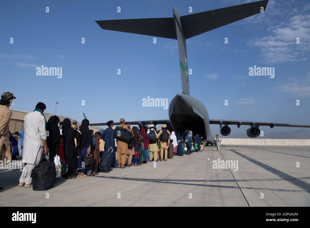 Les pilotes et les charmeurs de la Force aérienne américaine affectés au 816e Escadron de transport aérien expéditionnaire, chargent des passagers à bord d'un C-17 Globemaster III de la Force aérienne américaine à l'appui de l'évacuation en Afghanistan à l'aéroport international Hamid Karzaï (HKIA), en Afghanistan, le 24 août 2021. (É.-U. Photo de la Force aérienne par le Sgt. Donald R. Allen) Banque D'Images