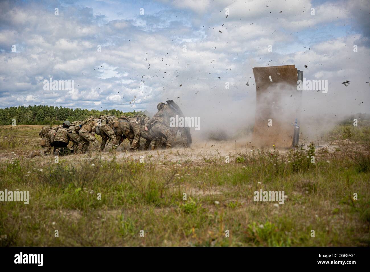 Les soldats de la Garde nationale de l'Armée des États-Unis du 3e Bataillon, 161e Régiment d'infanterie, pratiquent le braconnage urbain pendant l'entraînement de démolition à l'aire d'entraînement de Bemowo Piskie, Pologne, le 25 août 2021. La formation à la démolition a aidé les soldats à pratiquer la technique et à placer des explosifs sur des objets pour une contre-mobilité réussie de l'ennemi. La formation consistait en des simulations de scénarios et d'instructions réels. (É.-U. Photo de l'armée par la SPC. Osvaldo Fuentes) Banque D'Images