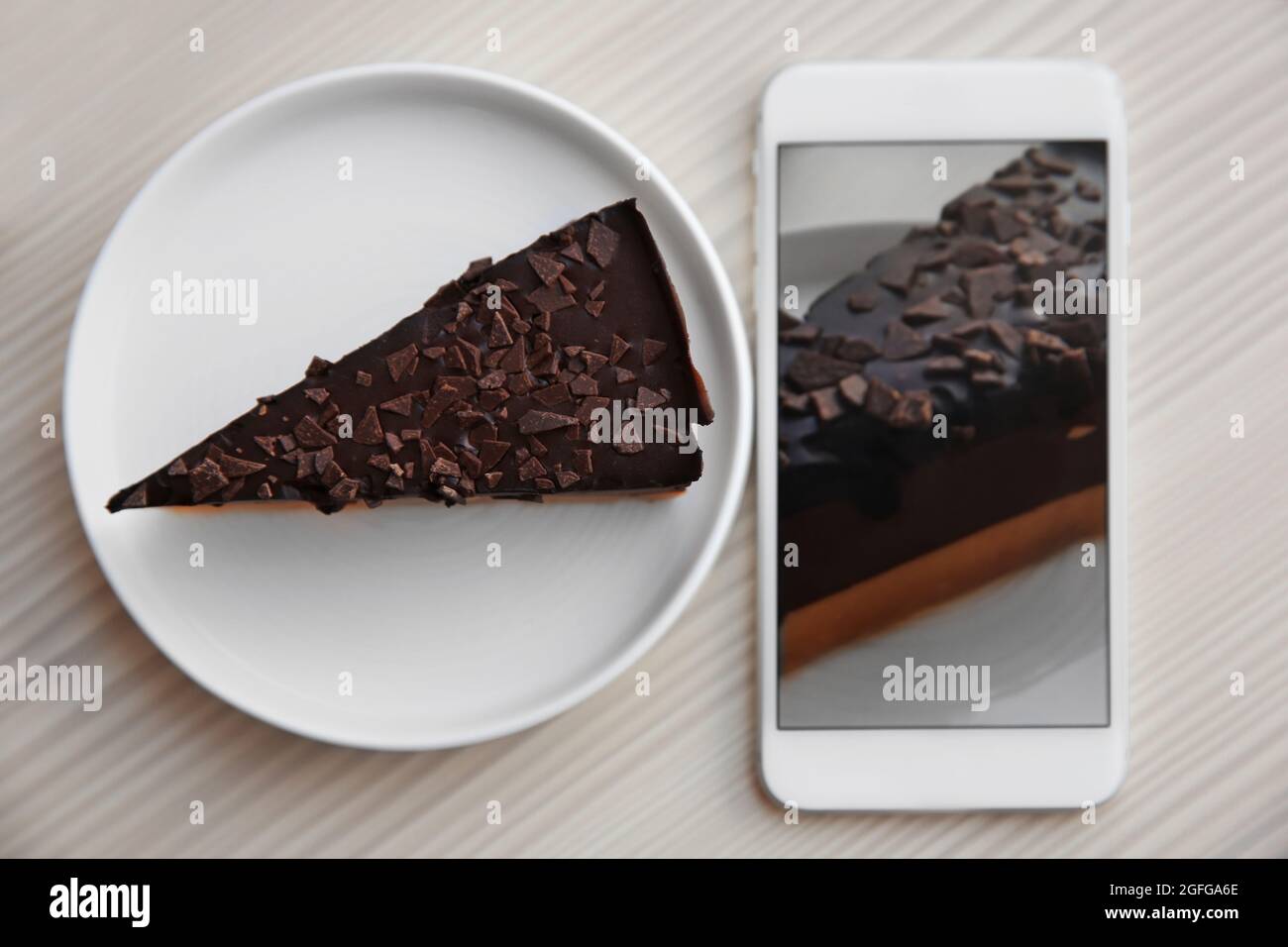Telephone Cellulaire Avec Un Gateau Au Chocolat Blog Concept Alimentaire Photo Stock Alamy Telephone Cellulaire Avec Un Gateau Au Chocolat Blog Concept Alimentaire Photo Stock Alamy