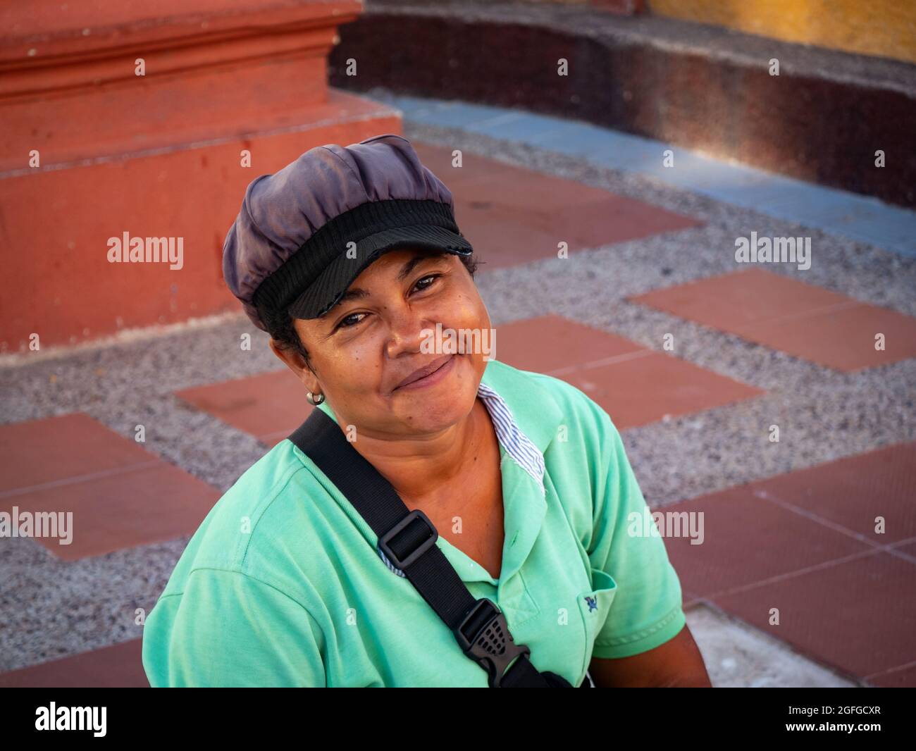 Riohacha, la Guajira, Colombie - Mai 26 2021: Portrait d'une femme latine assise sur le terrain vendre ses artisanats et regarder la caméra Banque D'Images