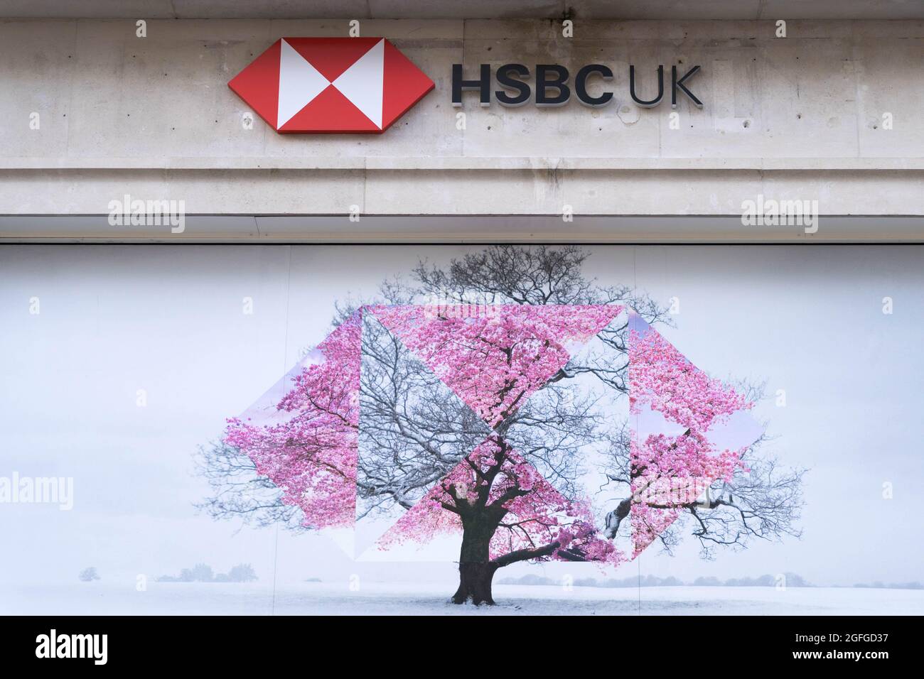Oxford Circus, Londres, Royaume-Uni. 25 août 2021. Succursale de la banque britannique HBSC avec photo de l'arbre d'hiver sur la neige Angleterre Royaume-Uni Banque D'Images