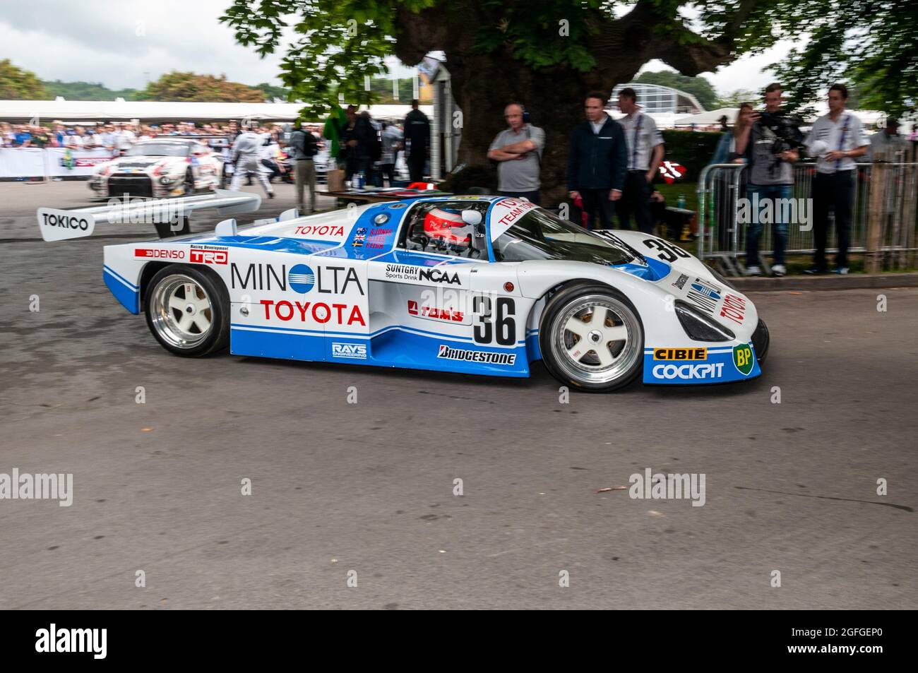 Toyota 87C, Toyota Groupe C prototype de voiture de course sportive quittant la zone d'assemblage à l'événement de course automobile Goodwood Festival of Speed 2014. Banque D'Images