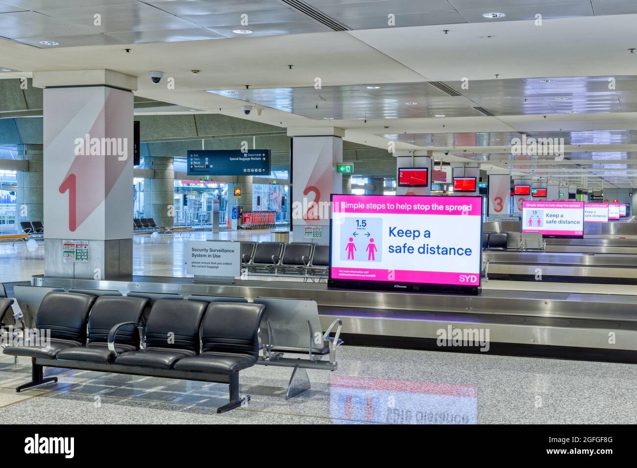 Alors que Sydney, en Australie, poursuit son long confinement du coronavirus, l'aéroport de Sydney semble déserté en raison des frontières fermées et des restrictions de voyage. Banque D'Images