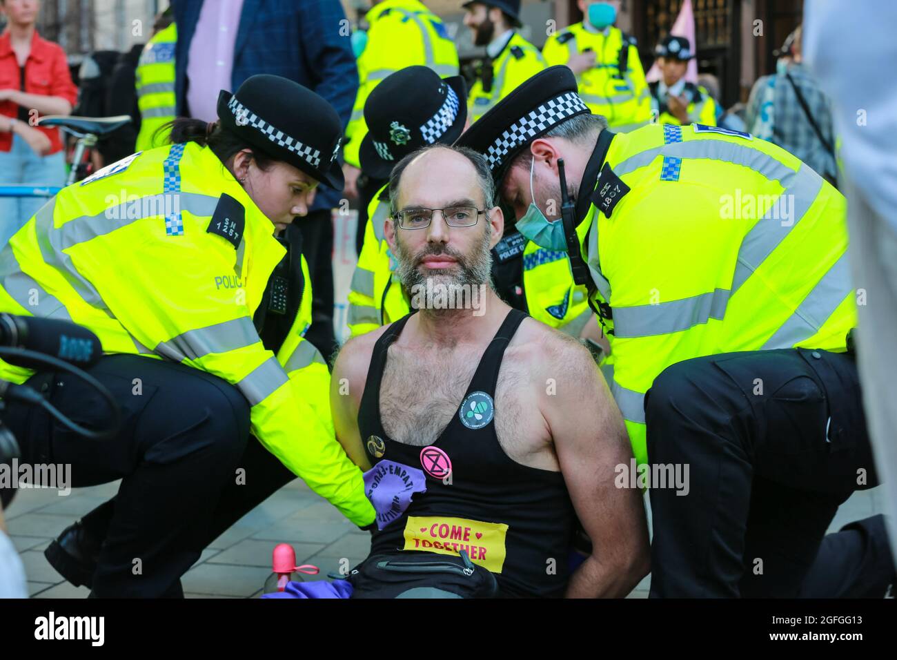 Londres, Royaume-Uni. 24 août 2021. Manifestation de la rébellion de l'extinction. Des activistes ont bloqué Cambridge Circus. La police arrête des militants. Crédit: Waldemar Sikora Banque D'Images