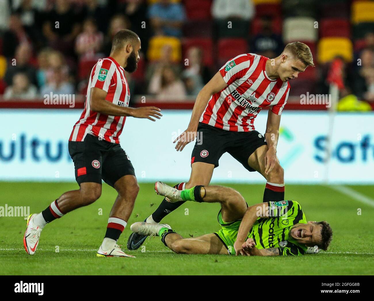 La marche Josh de Forest Green Rovers a été abordée par Kristoffer Aguer de Brentford lors du deuxième tour de la Carabao Cup au stade communautaire de Brentford, Londres. Date de la photo: Mardi 24 août 2021. Banque D'Images