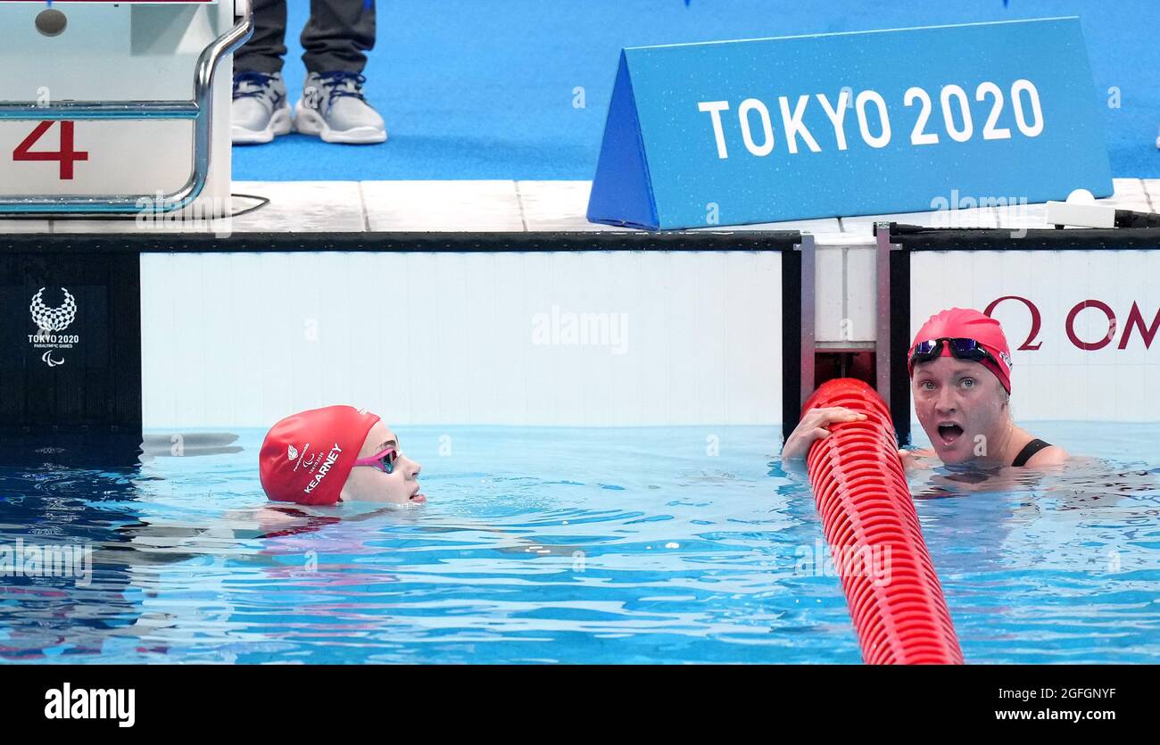 Suzanna Hext (à droite) et le compatriote de Grande-Bretagne Tully Kearney après le 100m Freestyle S5 chaud 2 féminin pendant la natation au Tokyo Aquatics Centre le deuxième jour des Jeux paralympiques de Tokyo 2020 au Japon. Date de la photo: Jeudi 26 août 2021. Banque D'Images
