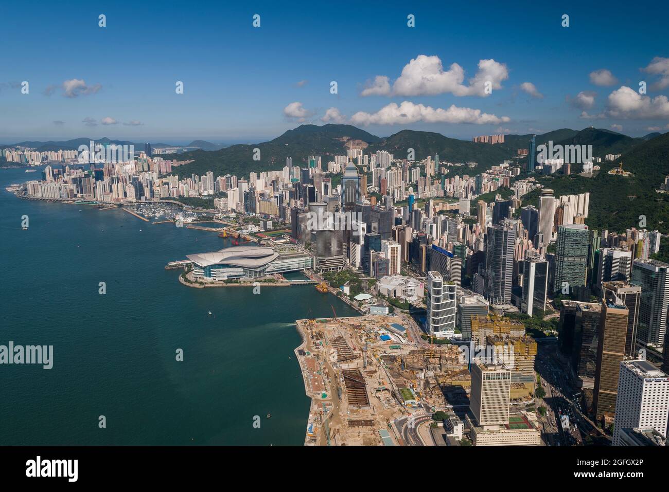Vue en grand angle de l'île de Hong Kong montrant la remise en état des terres du site de Tamar et le complexe du gouvernement central en construction en 2010 Banque D'Images