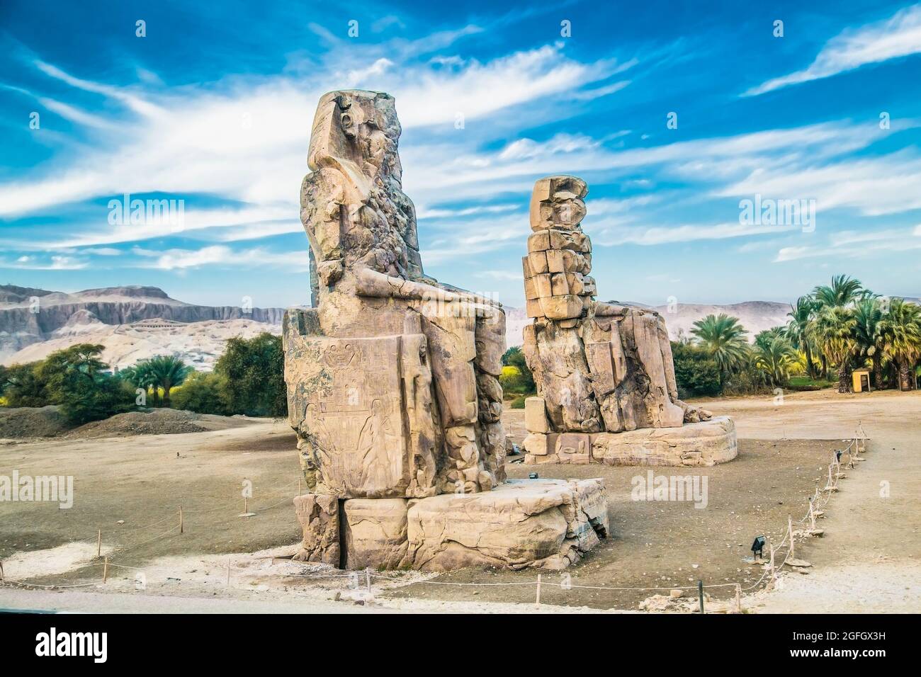 Colossi de Memnon, deux statues massives en pierre de pharaoh Amenhotep III dans la ville de Louxor, Egypte. Banque D'Images