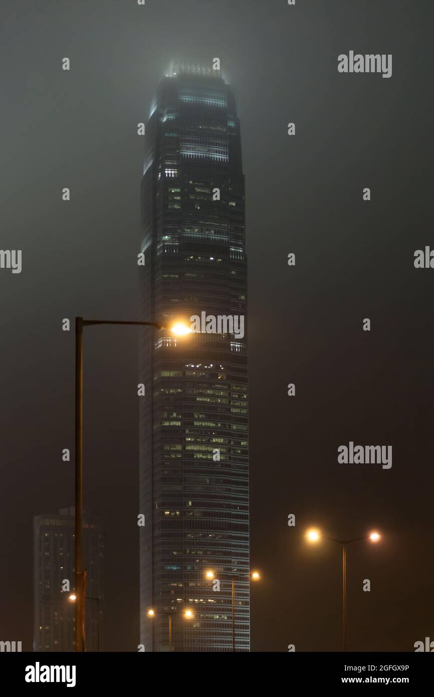 2ifc, le plus haut bâtiment de l'île de Hong Kong, avec des réverbères la nuit dans la brume Banque D'Images