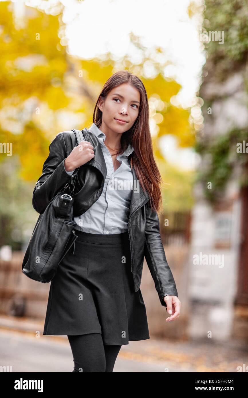 Jeune femme marchant dans la rue de la ville, l'automne style de vie  portant des vêtements de mode tenue. Urbain professionnel fille en cuir noir  veste, leggings, jupe Photo Stock - Alamy