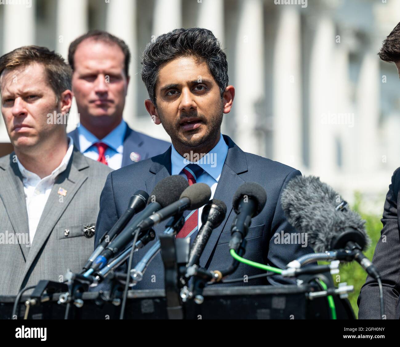 Washington, États-Unis. 25 août 2021. Adhir Kalyan, acteur, États-Unis d'Al, prenant la parole lors d'une conférence de presse où des membres de la Commission des affaires étrangères de la Chambre des communes ont appelé au retrait sécuritaire des Américains et des citoyens afghans qui ont travaillé avec les Américains et leurs familles. Crédit : SOPA Images Limited/Alamy Live News Banque D'Images