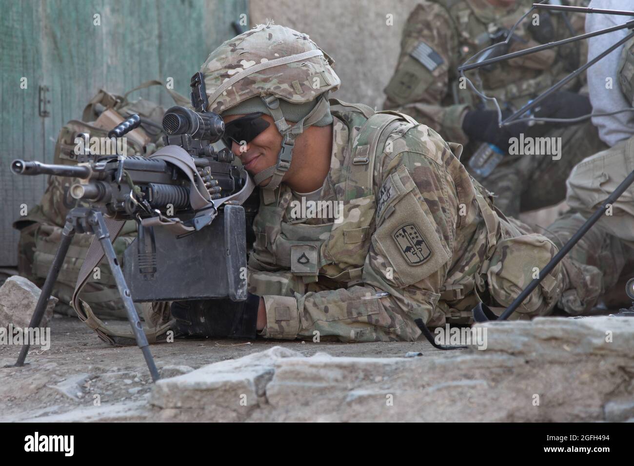 PFC de l'armée américaine. Samaul Stanciel, de Chicago, dans l'Illinois, de la Force opérationnelle Black Knight, 1-2 Infantry Company, 3-66e Armour Regiment, 172nd Inf. Brigade, assure la sécurité dans le village de Spinah, district d'Omna, province de Paktika, Afghanistan, 23 octobre, 2011. (ÉTATS-UNIS Photo de l'armée par la SPC. Jacob Kohrs/libéré) Banque D'Images